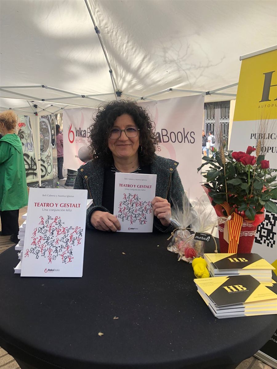 Beli Cabrera con su libro Teatro y Gestalt en la feria del libro
