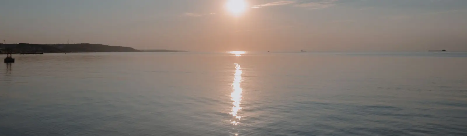 Amanecer sobre el mar en calma