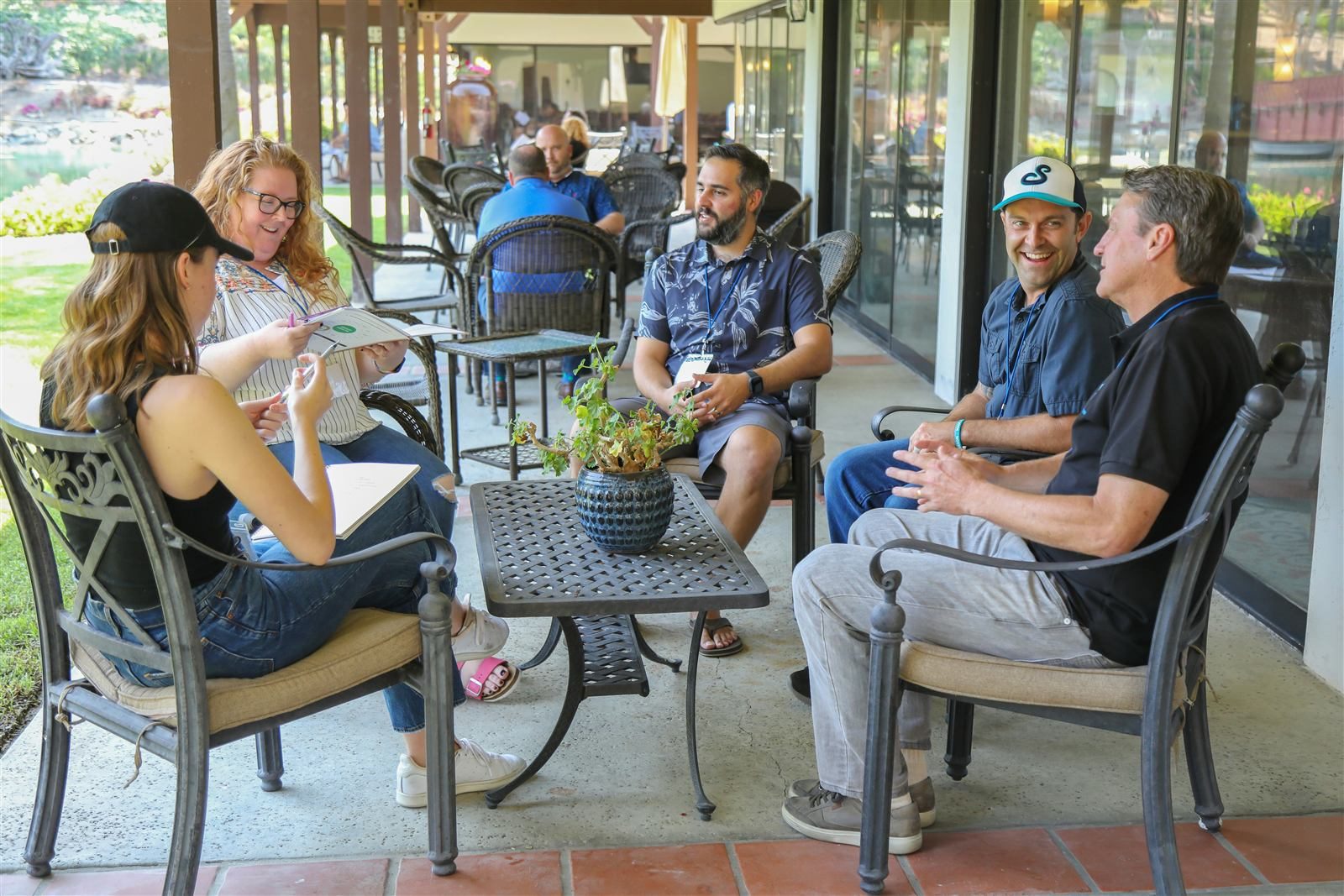 Grupo de personas conversando relajadamente